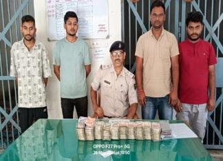 पुलिस वाहन चेकिंग के दौरान कार से लगभग 25 लाख जब्त, हिरासत में 4, दो नेपाली नागरिक शामिल