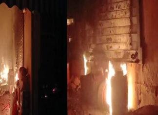 मारूफगंज मंडी में स्थित पूजा सामग्री व कपूर की दुकान में लगी भीषण आग, मौके पर पहुंची फायर ब्रिगेड की गाड़ी