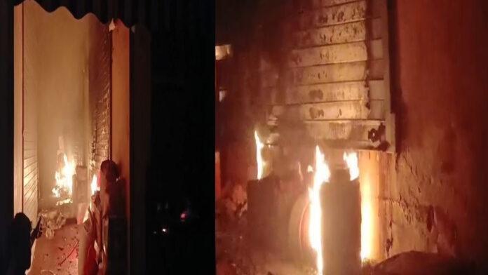 मारूफगंज मंडी में स्थित पूजा सामग्री व कपूर की दुकान में लगी भीषण आग, मौके पर पहुंची फायर ब्रिगेड की गाड़ी