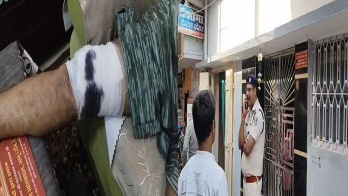 जमीन विवाद को लेकर को जमकर हंगामा, डेंटल डॉक्टर ने कहा- बदमाशों ने की उन पर 3 राउंड फायरिंग