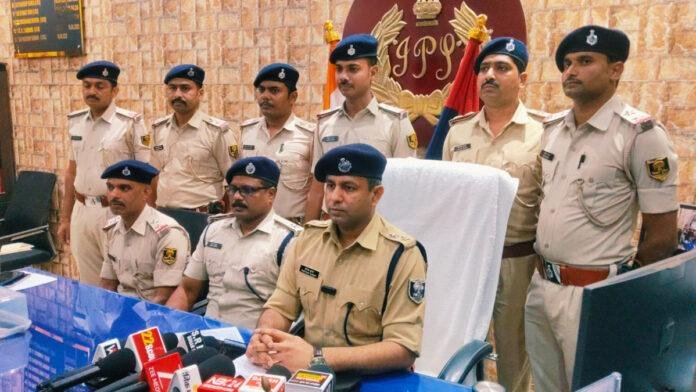 पटना पुलिस की बड़ी कार्रवाई, अवैध हथियार के साथ 8 अभियुक्त गिरफ्तार