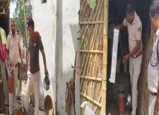 दहेज हत्या के अभियुक्त के घर पुलिस की कुर्की, फरार आरोपी पर शिकंजा