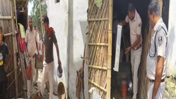 दहेज हत्या के अभियुक्त के घर पुलिस की कुर्की, फरार आरोपी पर शिकंजा