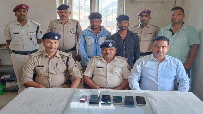 सिवान रेल पुलिस को बड़ी सफलता, झारखंड व पश्चिम बंगाल के 2 मोबाइल चोर गिरफ्तार