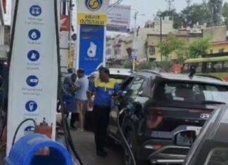 Fuel Shortage in Ranchi: रांची के कई पेट्रोल पंपों पर पेट्रोल-डीजल की किल्लत, लोगों को हुई परेशानी Fuel Shortage in Ranchi: रांची के कई पेट्रोल पंपों पर पेट्रोल-डीजल की किल्लत, लोगों को हुई परेशानी