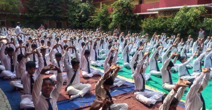 Ranchi International Yoga Day: पर सेवन स्टार्स अकादमी का भव्य आयोजन, विद्यार्थियों ने किया योगाभ्यास
