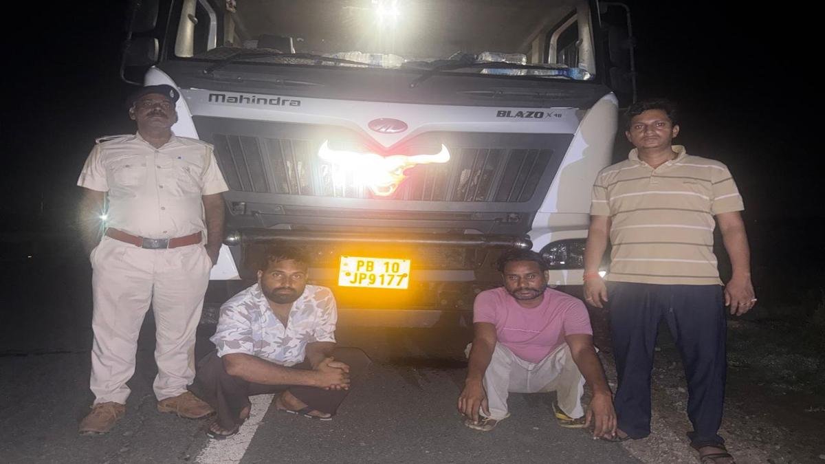 ट्रक से 11 हजार लीटर विदेशी शराब बरामद, 2 तस्कर गिरफ्तार | 22Scope News Ara Wine 1 1 22Scope News