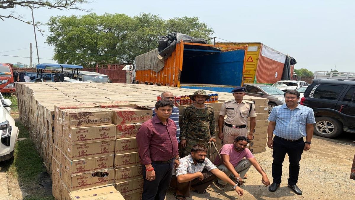 ट्रक से 11 हजार लीटर विदेशी शराब बरामद, 2 तस्कर गिरफ्तार | 22Scope News Ara Wine 2 1 22Scope News