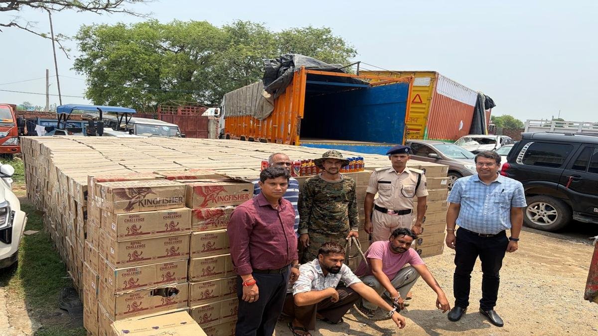ट्रक से 11 हजार लीटर विदेशी शराब बरामद, 2 तस्कर गिरफ्तार | 22Scope News Ara Wine 3 1 22Scope News
