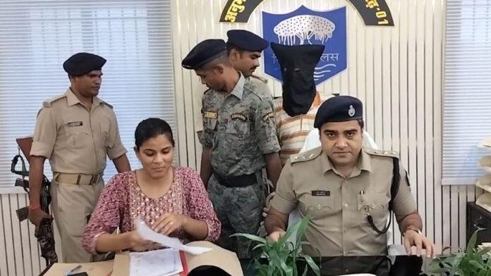शादी समारोह के दौरान घर में हुई चोरी का खुलासा, सर्राफा कारोबारी समेत हिरासत में 2, सोने-चांदी के जेवर बरामद