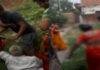 मुर्गा रखने के विवाद में बुजुर्ग दंपती की पिटाई, Video वायरल