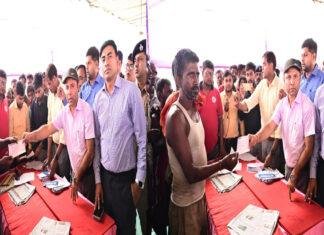 भागलपुर के DM ने नाविकों को प्रदान किया चेक