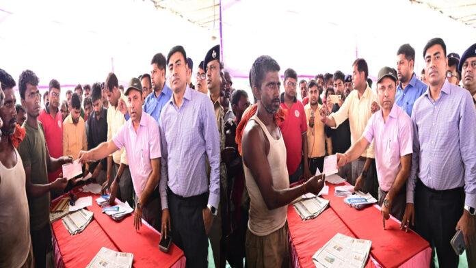 भागलपुर के DM ने नाविकों को प्रदान किया चेक