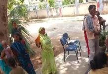 डुमरांव अस्पताल में शर्मनाक हालात, बिजली-जेनरेटर फेल, MNCU के गेट पर नवजातों का इलाज करते दिखे डॉक्टर