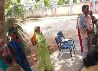 डुमरांव अस्पताल में शर्मनाक हालात, बिजली-जेनरेटर फेल, MNCU के गेट पर नवजातों का इलाज करते दिखे डॉक्टर