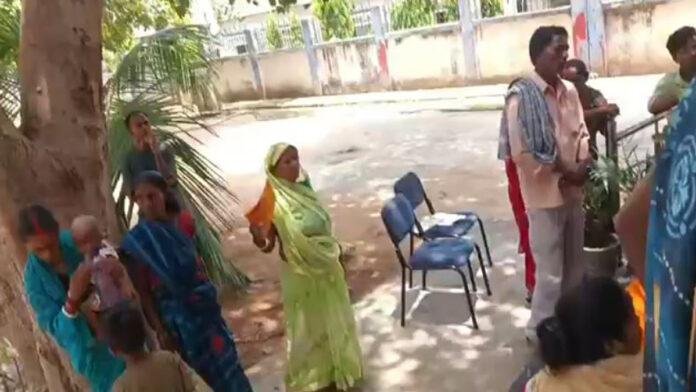 डुमरांव अस्पताल में शर्मनाक हालात, बिजली-जेनरेटर फेल, MNCU के गेट पर नवजातों का इलाज करते दिखे डॉक्टर