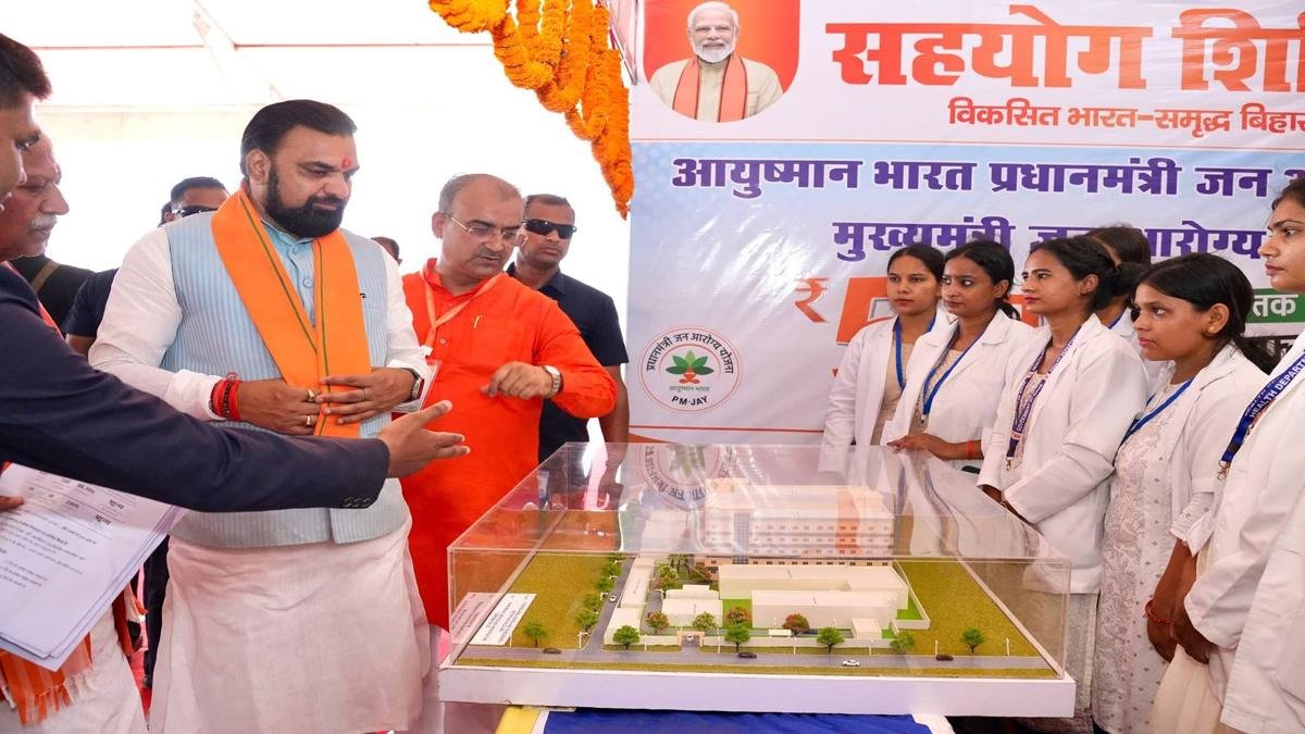 सिवान में शीघ्र चीनी मिल खुलेगा, मुख्यमंत्री ने DM को जमीन उपलब्ध कराने का दिया निर्देश, 180 करोड़ की 38 योजनाओं का किया उद्घाटन व शिलान्यास | 22Scope News CM Siwan 1 22Scope News
