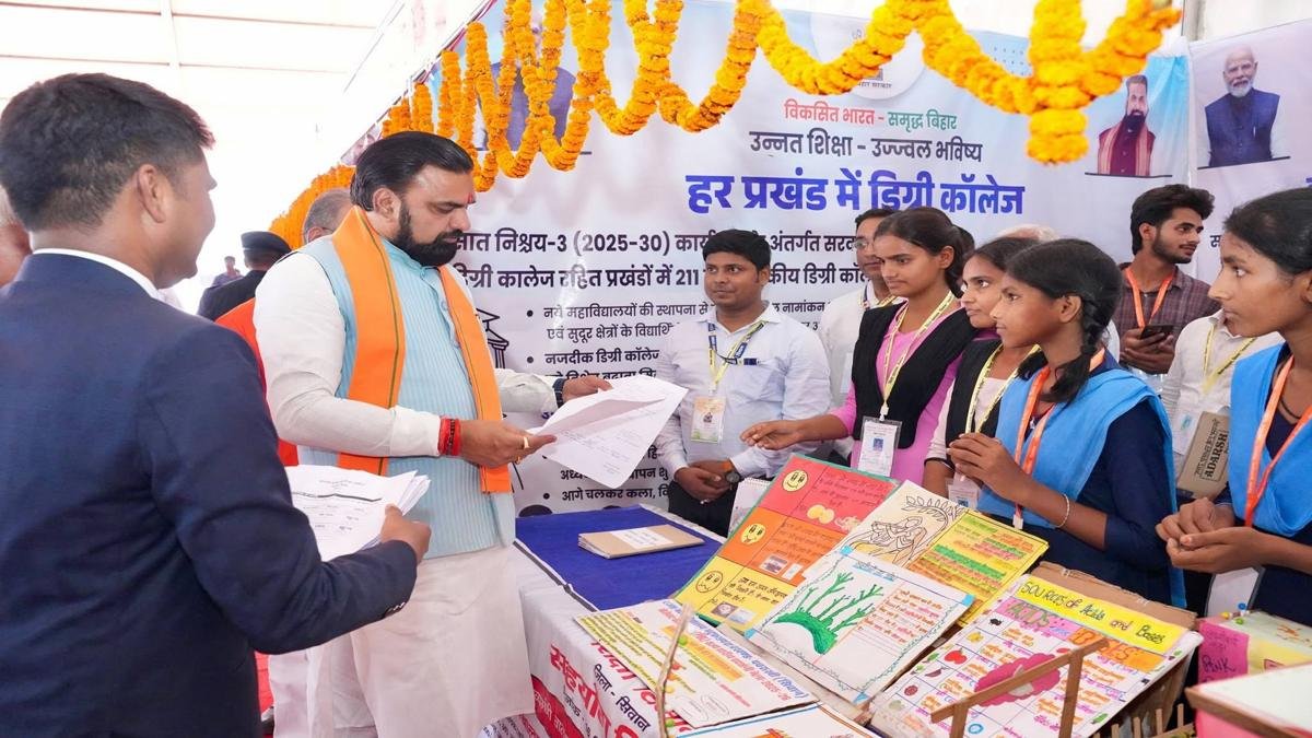 सिवान में शीघ्र चीनी मिल खुलेगा, मुख्यमंत्री ने DM को जमीन उपलब्ध कराने का दिया निर्देश, 180 करोड़ की 38 योजनाओं का किया उद्घाटन व शिलान्यास | 22Scope News CM Siwan 2 22Scope News