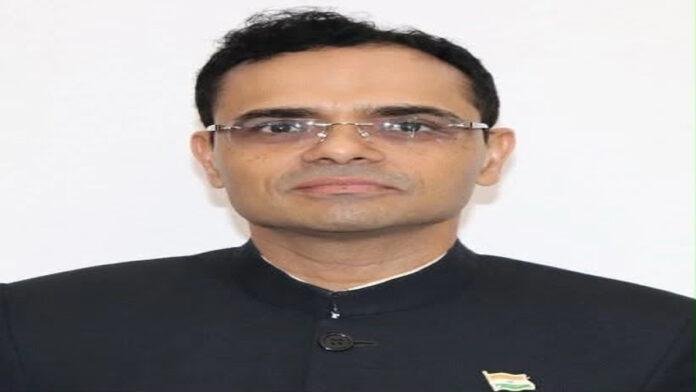 'स्मार्टफोन की चमकीली दुनिया और बेबस होते माता-पिता'