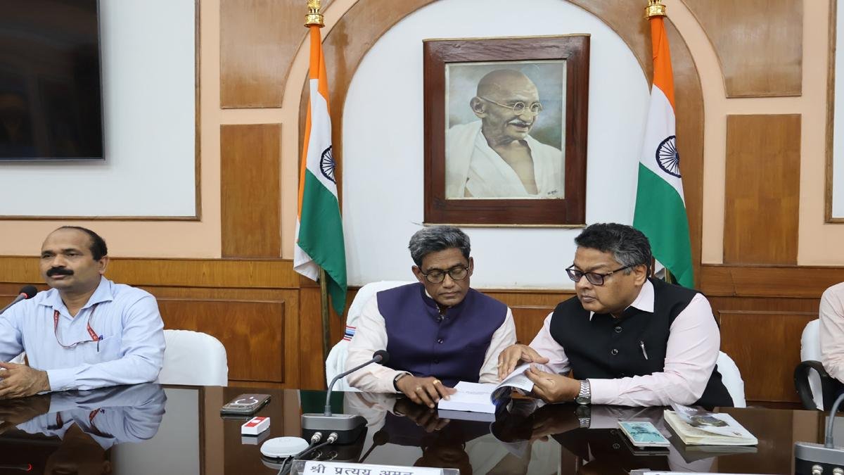 सक्षम, जवाबदेह व नियमसम्मत प्रशासन के लिए अधिकारियों को मिला नया 'साथी' | 22Scope News Essential Companion of An AIS Officer 1 22Scope News