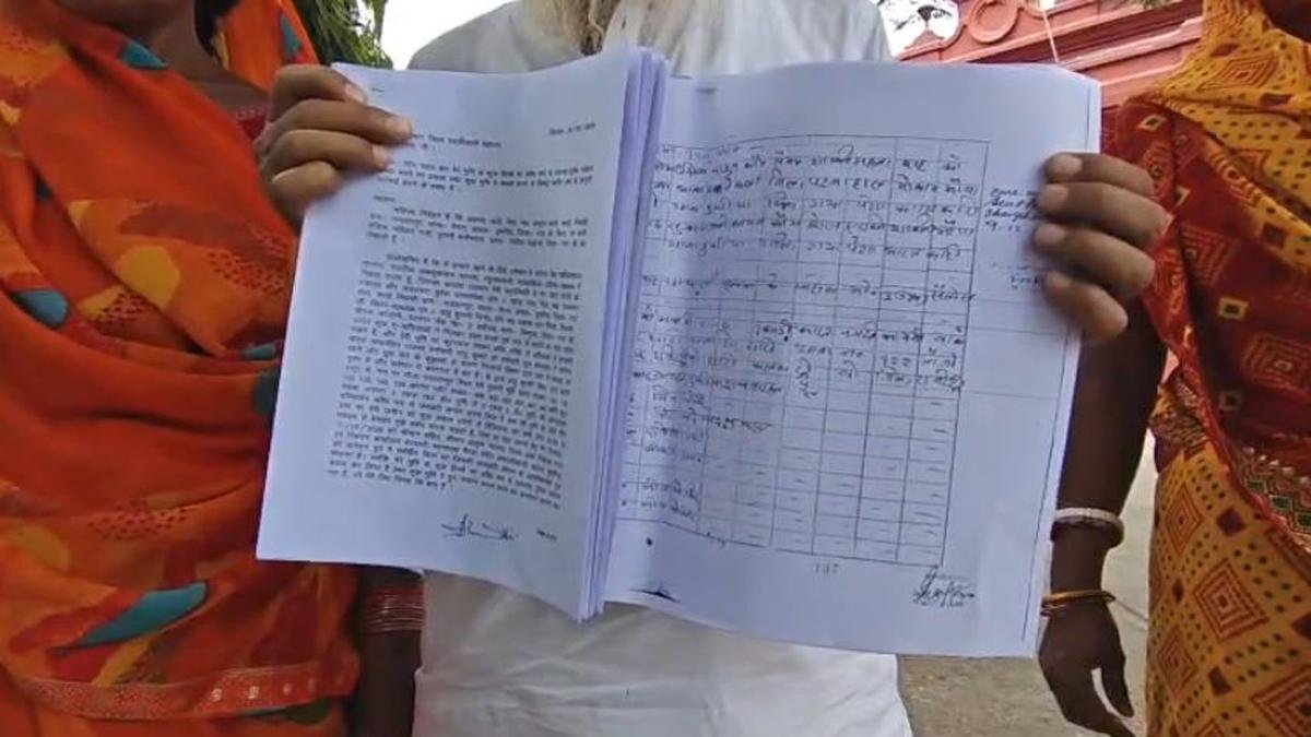पुश्तैनी जमीन को लेकर विवाद, पीड़ित ने DM को दिया आवेदन, कहा- भू-माफियाओं व स्थानीय लोगों ने किया कब्जा | 22Scope News Gaya Jamin 2 22Scope News