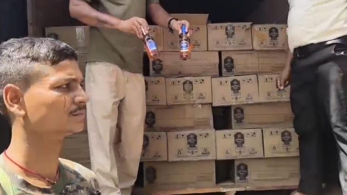 कंटेनर से भरी लाखों मूल्य की शराब जब्त, हरियाणा का चालक गिरफ्तार | 22Scope News Gaya Wine 1 22Scope News