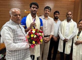 देश को हॉकी में स्वर्ण दिलाने वाली टीम में बिहार के लाल को मंत्री ने किया सम्मानित