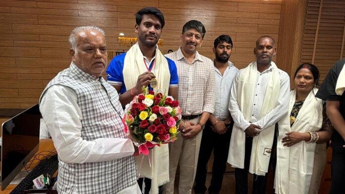 देश को हॉकी में स्वर्ण दिलाने वाली टीम में बिहार के लाल को मंत्री ने किया सम्मानित