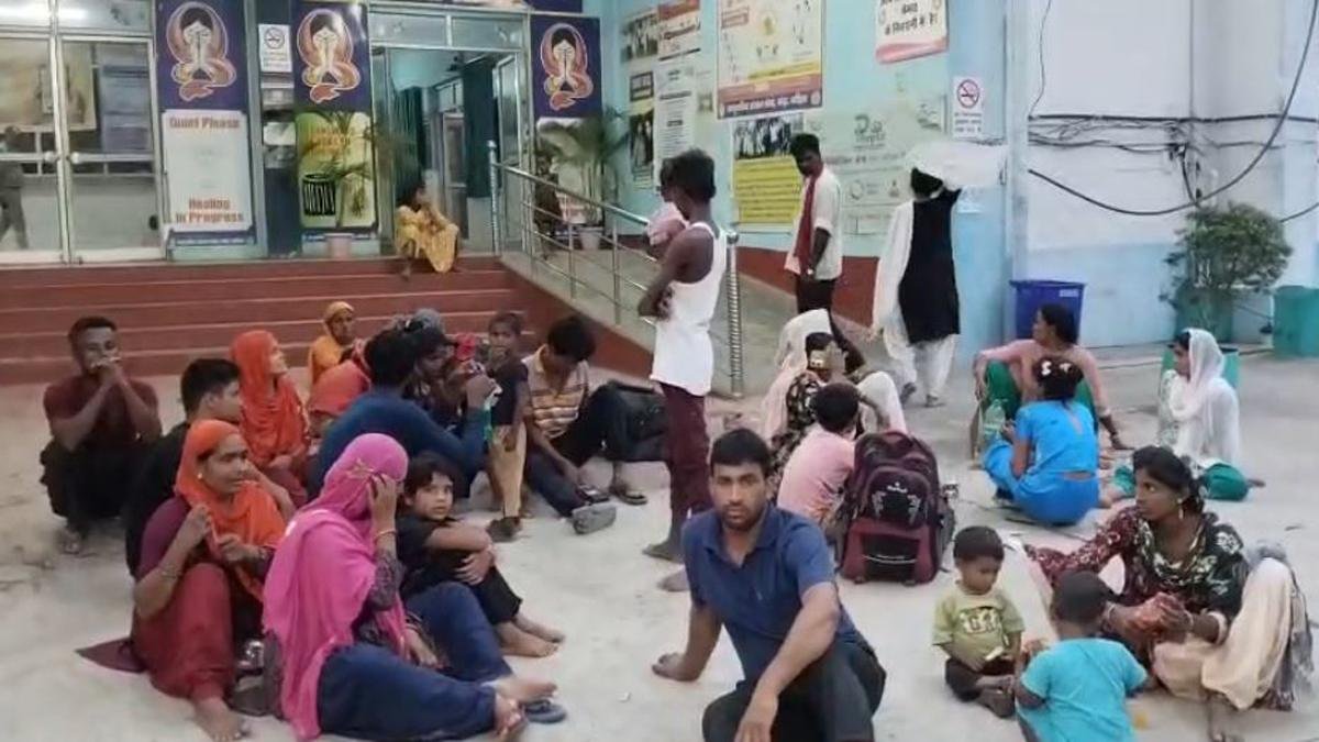 कार को बचाने की कोशिश में पलटी मजदूरों से भरी बस, 25 घायल, 15 मजदूरों की हालत गंभीर | 22Scope News Katihar Acc 2 1 22Scope News