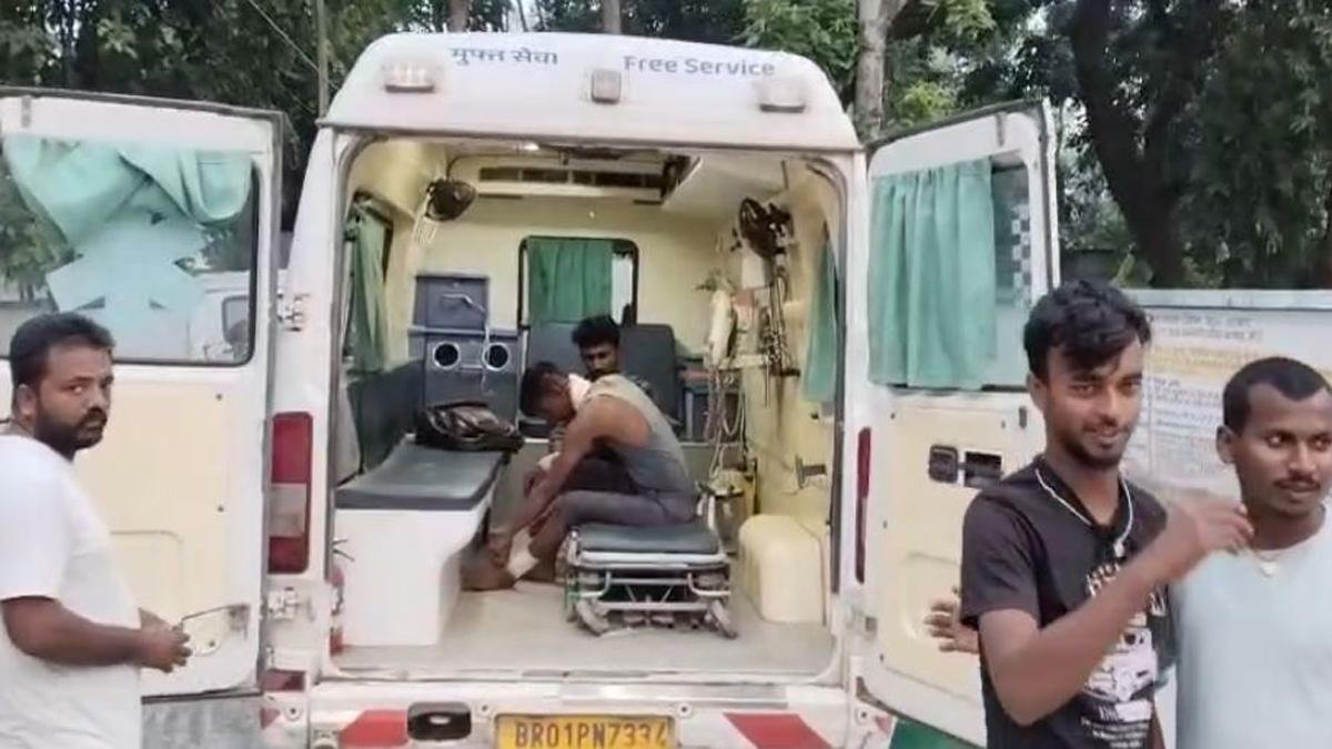 कार को बचाने की कोशिश में पलटी मजदूरों से भरी बस, 25 घायल, 15 मजदूरों की हालत गंभीर | 22Scope News Katihar Acc 3 1 22Scope News