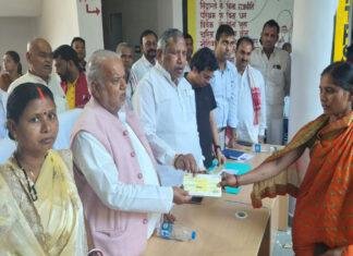 मंत्री श्रवण कुमार ने नालंदा में 9 आपदा पीड़ित परिवारों को सौंपे अनुदान चेक मंत्री श्रवण कुमार ने नालंदा में 9 आपदा पीड़ित परिवारों को सौंपे अनुदान चेक