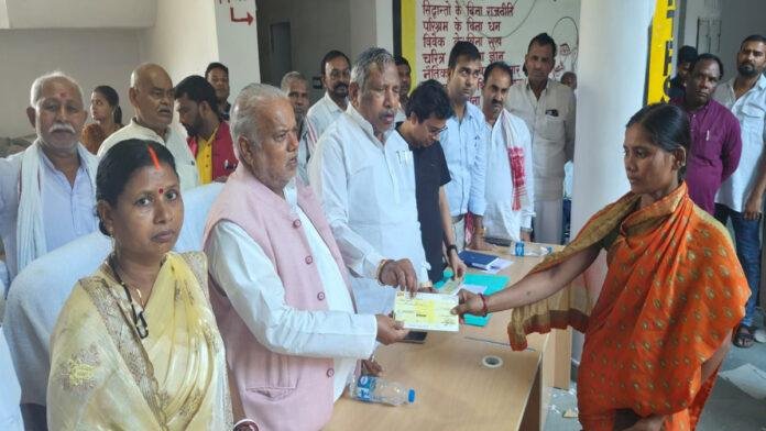 मंत्री श्रवण कुमार ने नालंदा में 9 आपदा पीड़ित परिवारों को सौंपे अनुदान चेक