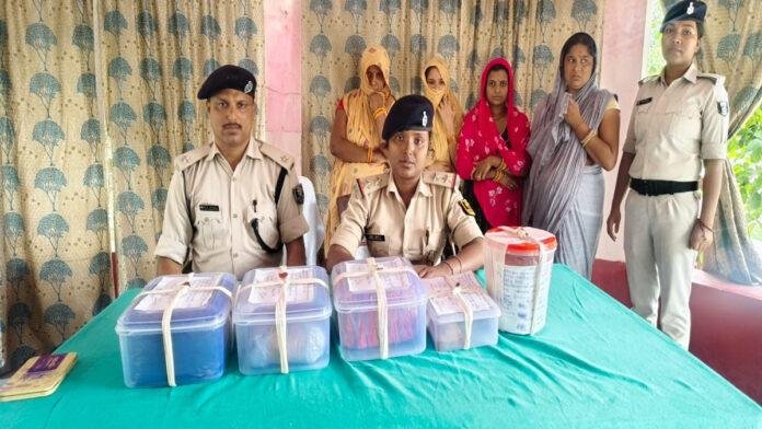 मोतिहारी पुलिस की बड़ी कार्रवाई, नेपाल से लाई गई भारी मात्रा में अफीम, गांजा व चरस के साथ 4 महिलाएं गिरफ्तार