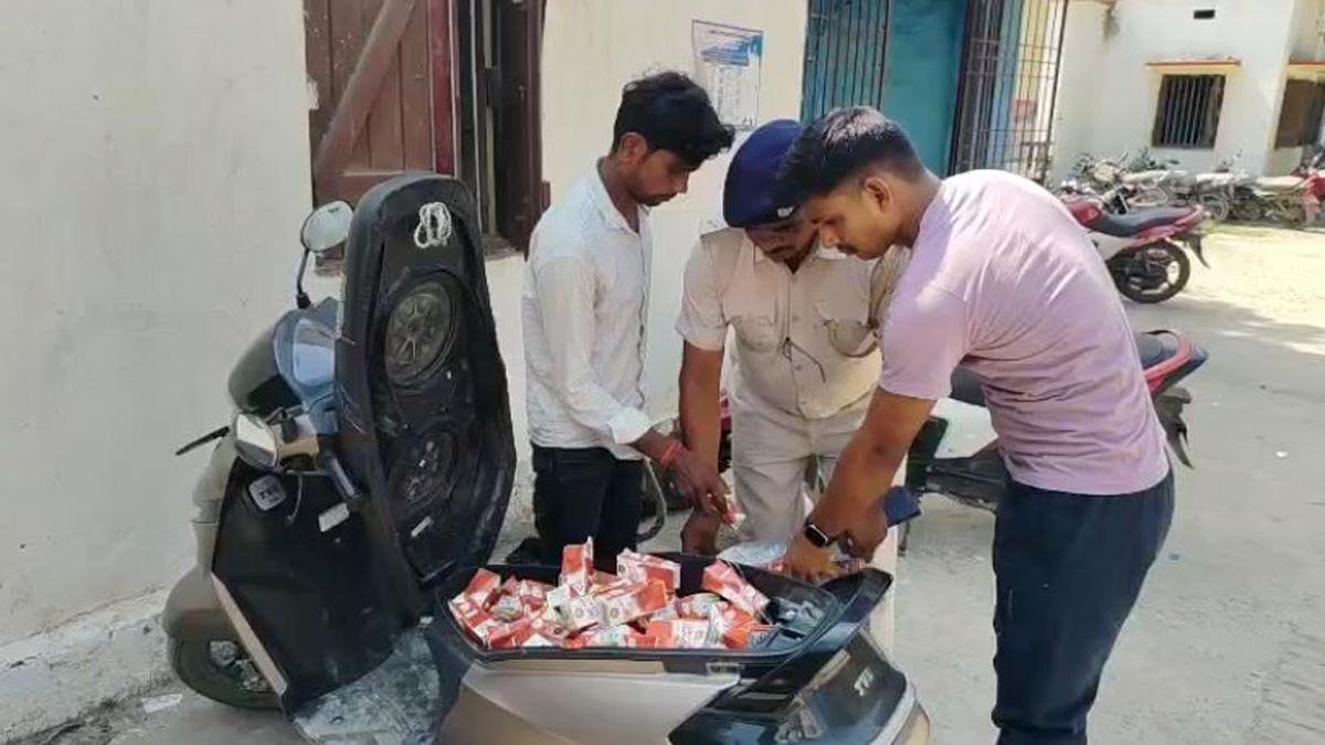 स्कूटी की डिक्की में छुपाकर शराब तस्करी का खेल, उत्पाद विभाग ने पकड़ा | 22Scope News Motihari Bear 1 22Scope News
