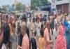 6 दिनों से बिजली गुल, फूटा लोगों का गुस्सा, NH-28 जाम कर विभाग के खिलाफ प्रदर्शन