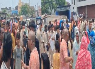 6 दिनों से बिजली गुल, फूटा लोगों का गुस्सा, NH-28 जाम कर विभाग के खिलाफ प्रदर्शन