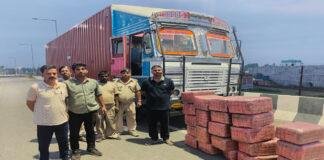 भारत-नेपाल सीमा पर गांजा की बड़ी खेप बरामद, ट्रक के तहखाने में छिपाकर ला रहे थे तस्कर