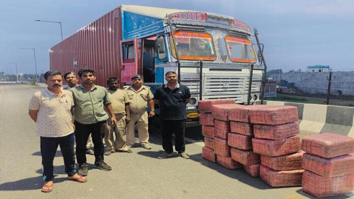 भारत-नेपाल सीमा पर गांजा की बड़ी खेप बरामद, ट्रक के तहखाने में छिपाकर ला रहे थे तस्कर
