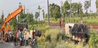 NH-27 पर दर्दनाक हादसा, बिजली के खंभे से टकराई मुर्गी लदी पिकअप, चालक की मौत, 2 गंभीर घायल