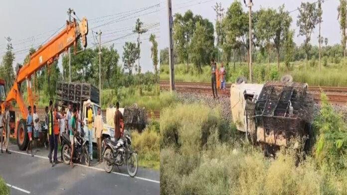 NH-27 पर दर्दनाक हादसा, बिजली के खंभे से टकराई मुर्गी लदी पिकअप, चालक की मौत, 2 गंभीर घायल