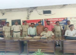 मोतिहारी पुलिस की बड़ी कार्रवाई, 10.54 किलो अफीम के साथ 4 तस्कर गिरफ्तार मोतिहारी पुलिस की बड़ी कार्रवाई, 10.54 किलो अफीम के साथ 4 तस्कर गिरफ्तार