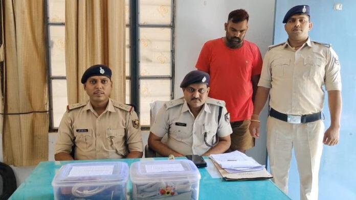 सुगौली में बड़ी कार्रवाई, फर्जी पुलिस बनकर ठगी करने वाला गिरफ्तार, लूट की साजिश नाकाम