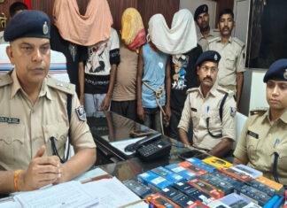 मोबाइल दुकान चोरी कांड का सफल उद्भेदन : 5 अभियुक्त गिरफ्तार, 23 मोबाइल समेत चोरी का माल बरामद