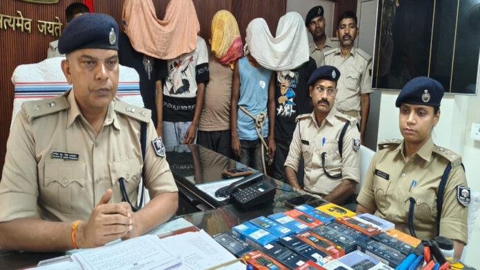 मोबाइल दुकान चोरी कांड का सफल उद्भेदन : 5 अभियुक्त गिरफ्तार, 23 मोबाइल समेत चोरी का माल बरामद