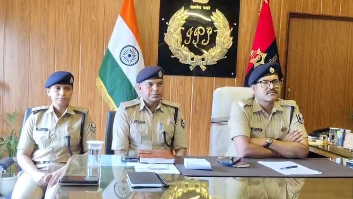 आम्रपाली ज्वेलर्स लूटकांड : पुलिस ने किया खुलासा, 33 लाख के आभूषण व हथियार के साथ 4 गिरफ्तार | 22Scope News Muz Police 1 1 22Scope News