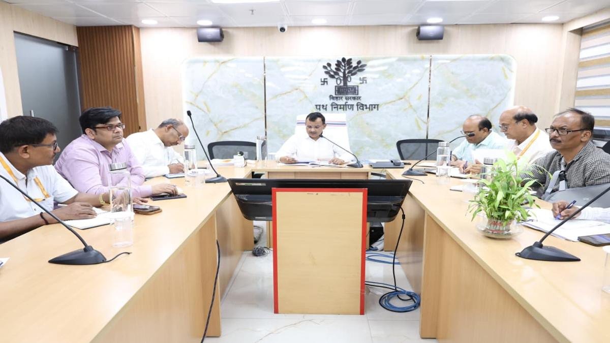 सचिव द्वारा 50 करोड़ से ऊपर की योजनाओं की उच्चस्तरीय समीक्षा, लापरवाही व गुणवत्ता में कोताही बरतने वालों पर होगी कड़ी कार्रवाई | 22Scope News Road Construction Department 1 1 22Scope News