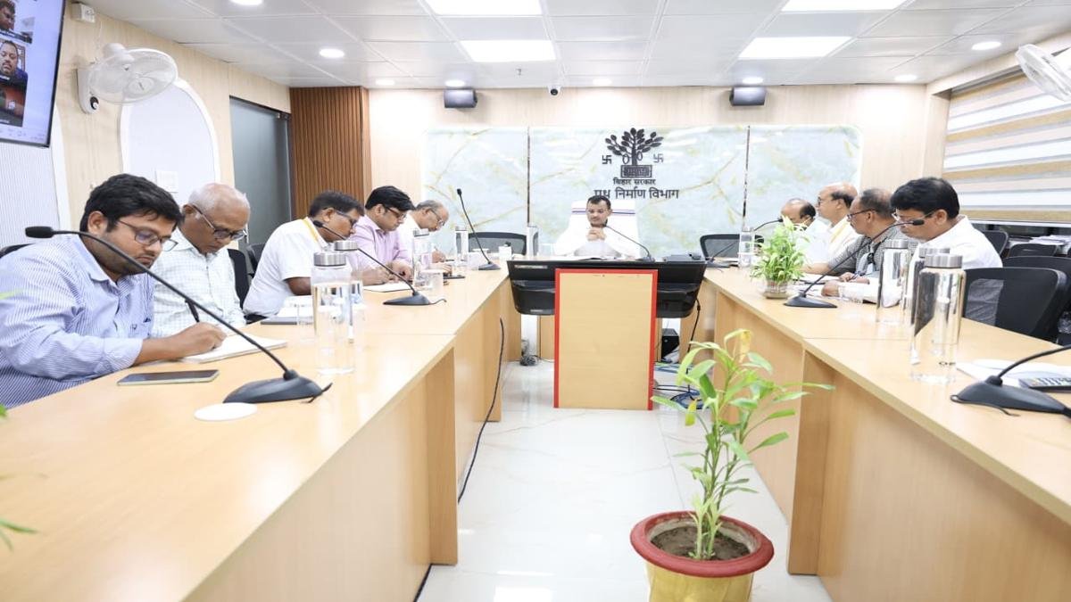 सचिव द्वारा 50 करोड़ से ऊपर की योजनाओं की उच्चस्तरीय समीक्षा, लापरवाही व गुणवत्ता में कोताही बरतने वालों पर होगी कड़ी कार्रवाई | 22Scope News Road Construction Department 2 1 22Scope News