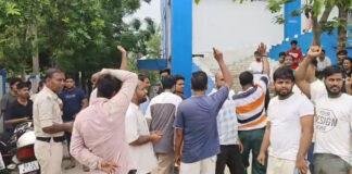 बिजली की आंख मिचौली से परेशान लोगों ने विभाग के कार्यालय का किया घेराव