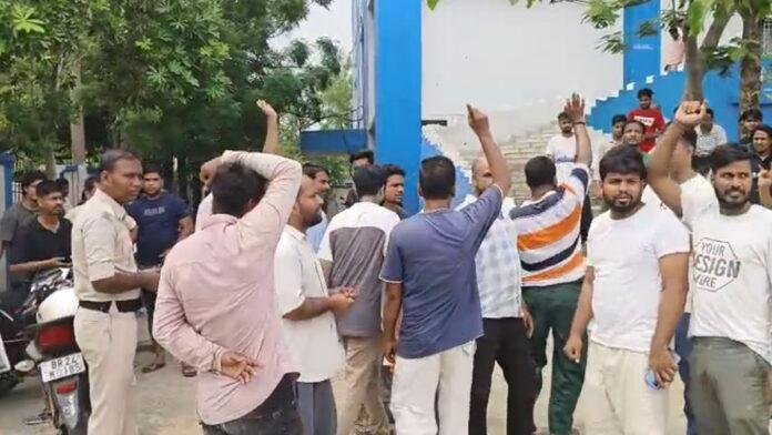 बिजली की आंख मिचौली से परेशान लोगों ने विभाग के कार्यालय का किया घेराव