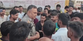 कोडरमा में डीजल टैंकर की चपेट में आने से व्यक्ति की मौत, मुआवजे की मांग को लेकर फैक्ट्री गेट जाम